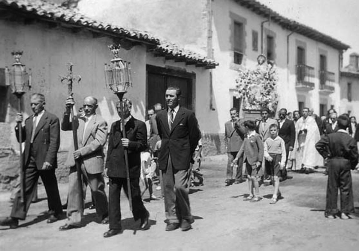 Procesión de Nuestra Señora en las calles de Camposolillo en 1950.