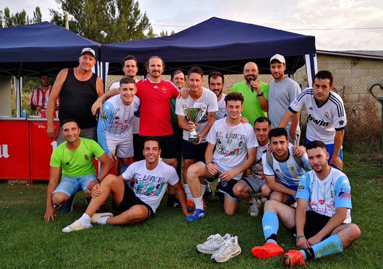 Imagen principal - Villasabariego recupera su torneo de fútbol 7