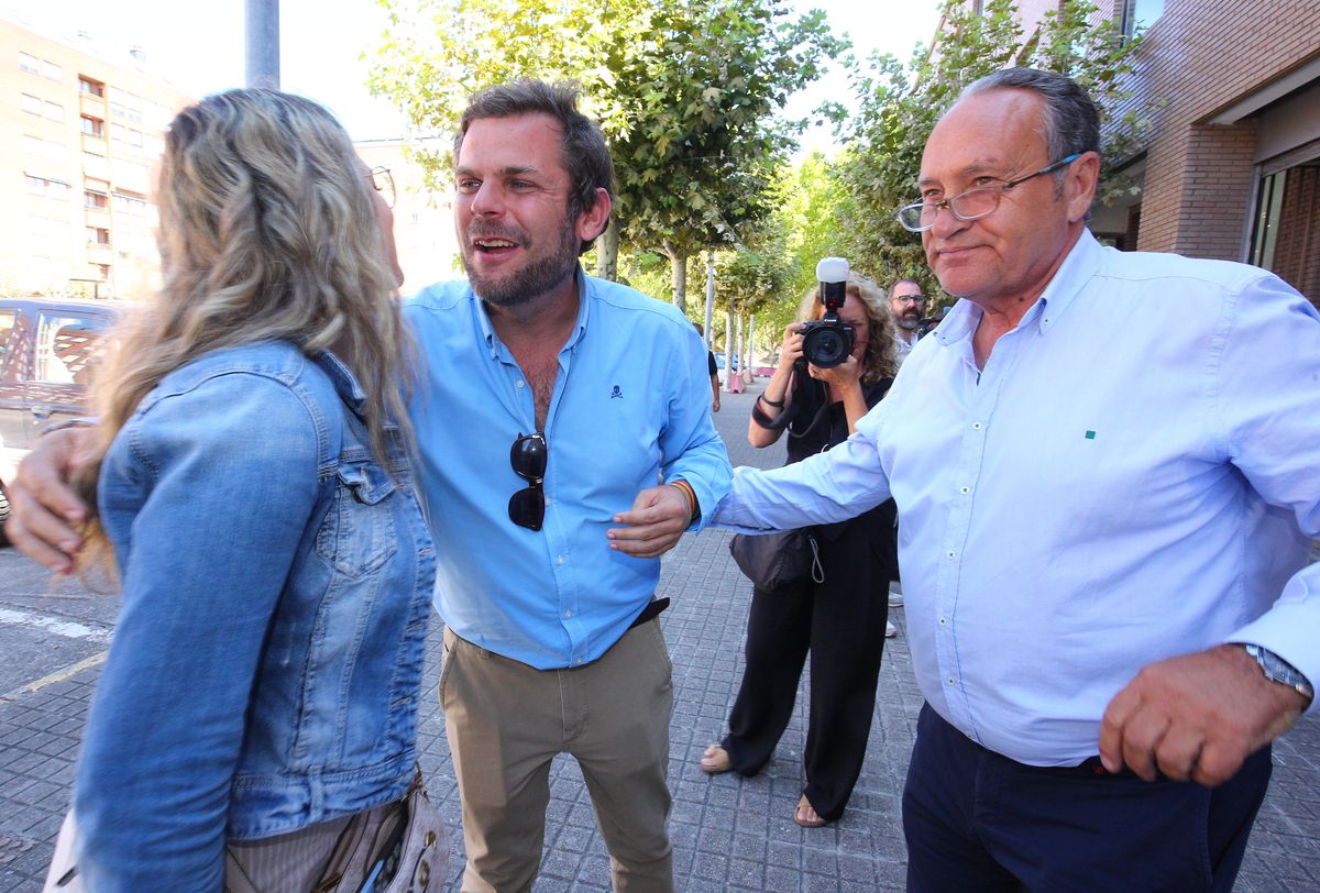 Javier Santiago Vélez y Raúl Valcarce se saludan a la entrada de los Juzgados de Ponferrada