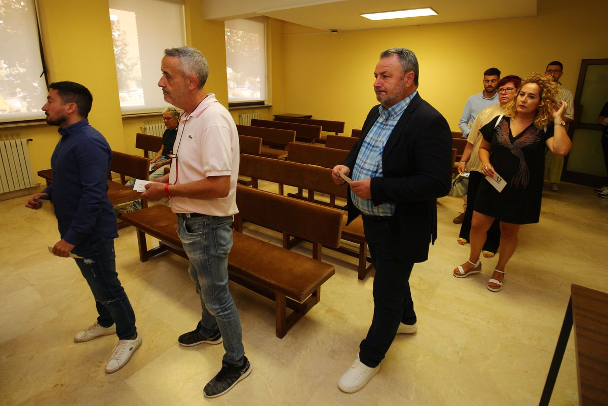 Eduardo Morán esperando para depositar su voto en los Juzgados de Ponferrada