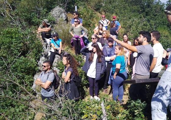 Una de las visitas a las trincheras de Nocedo de Gordón guiadas por el alumno de la ULE.