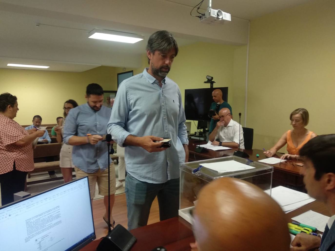 Miembros del PP durante la votación en los Juzgados de Ponferrada