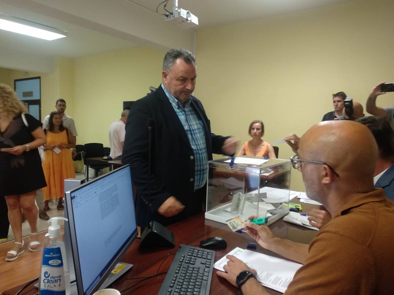 Alcalde de Camponaraya y presidente de la institución provincial en funciones, Eduardo Morán, durante la votación.