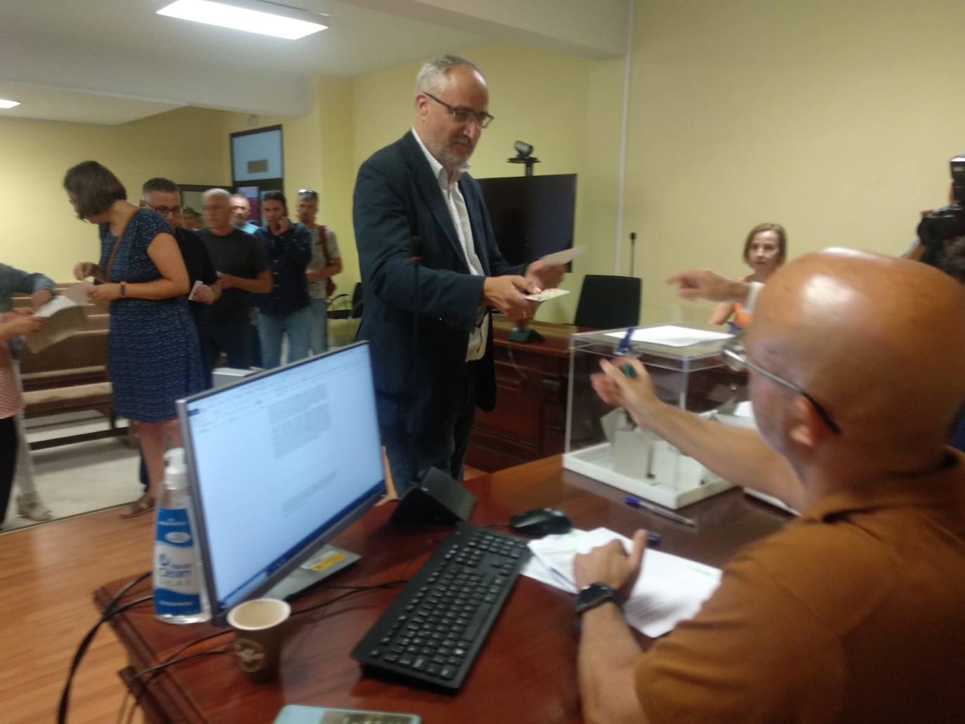 Olegario Ramón, presidente del Consejo Comarcal del Bierzo, durante la votación