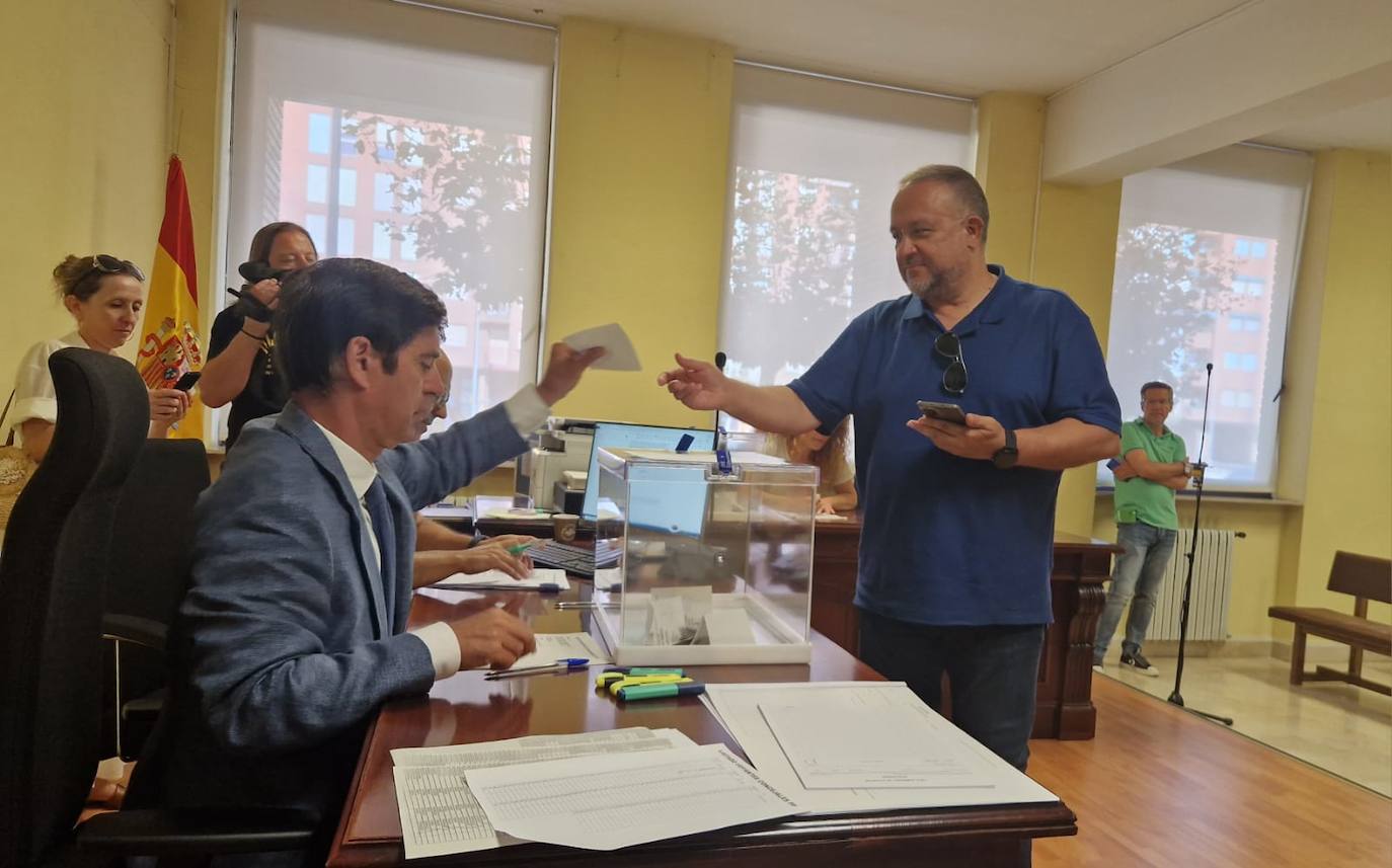 Concejal de Bembibre Gerardo Álvarez Courel, durante la votación