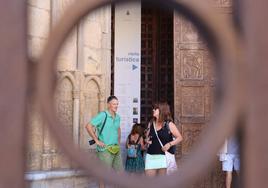 Turistas a la entrada de la Catedral de León.