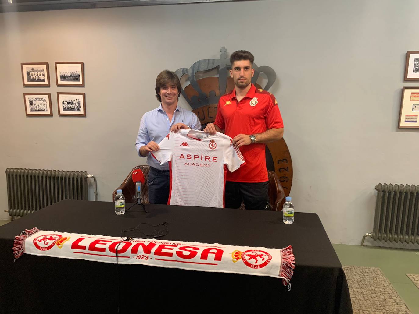 José Manzanera y Rodrigo Escudero posan con la nueva camiseta.