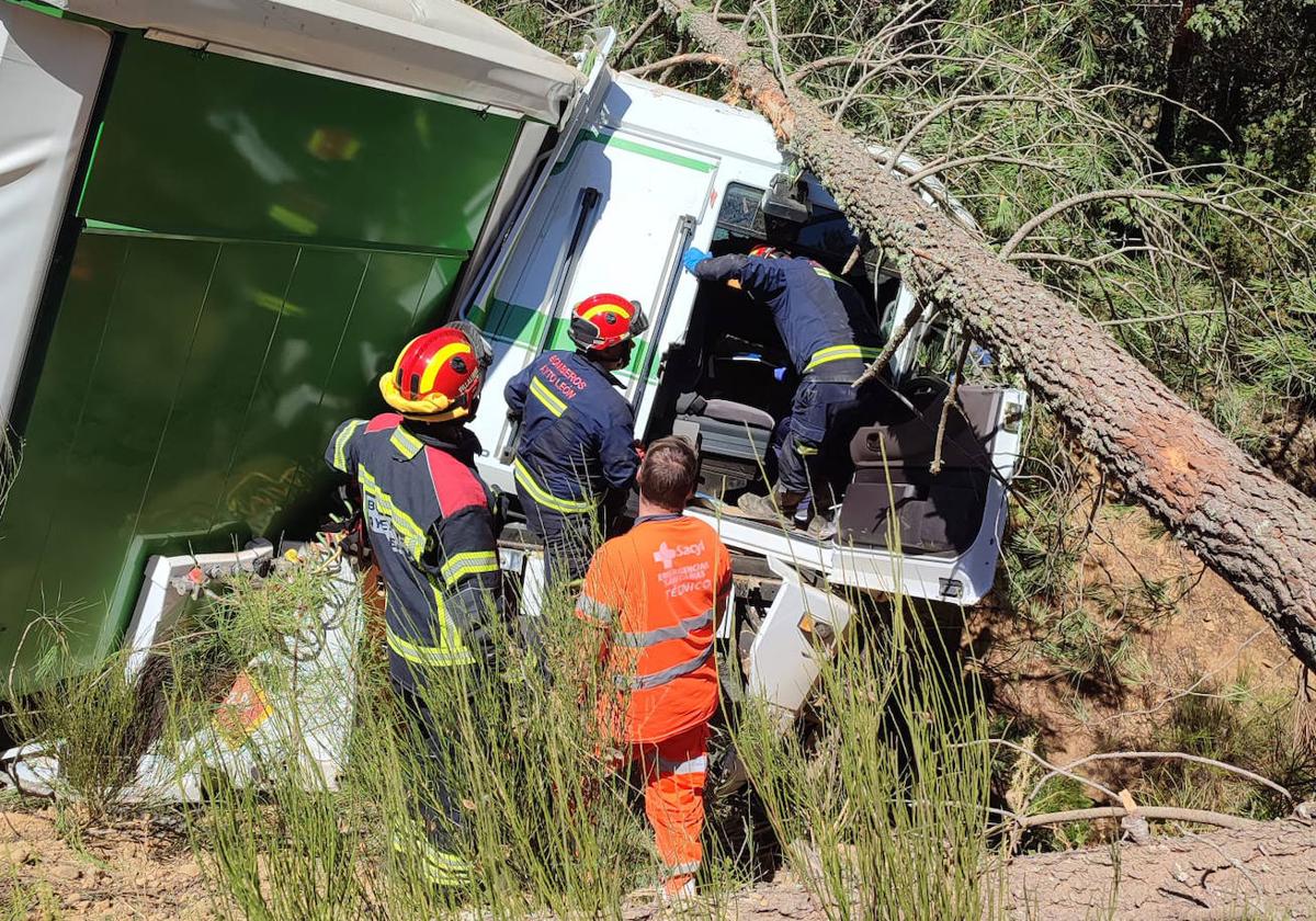 Bomberos de León trabajando en la excarcelación del conductor.