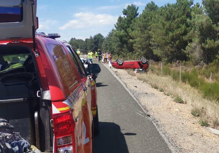 Imagen principal - Imégenes del camión y los dos turismos implicados en el accidente. 