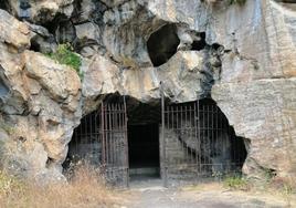 Entrada a la Cueva de San Genadio en Priaranza.