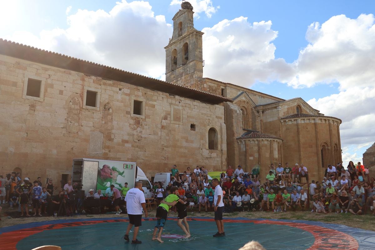 La lucha leonesa llena el Monasterio de Sandoval