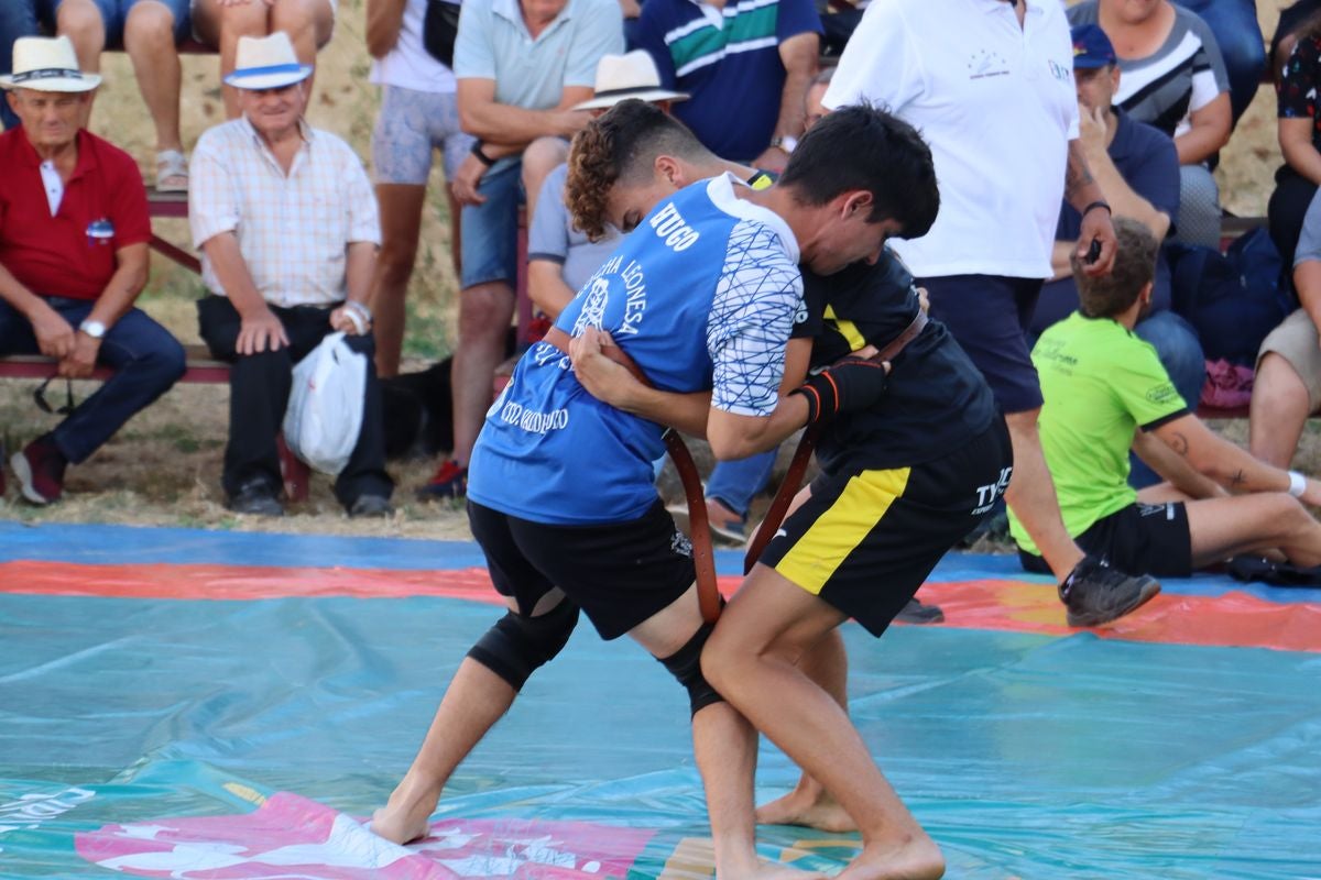 Dos luchadores durante el enfrentamiento