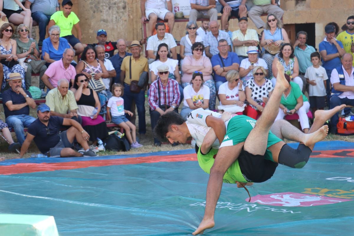 Dos luchadores durante el enfrentamiento