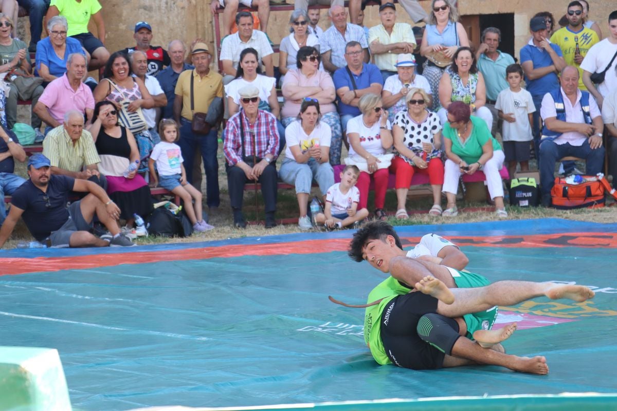 Dos luchadores durante el enfrentamiento