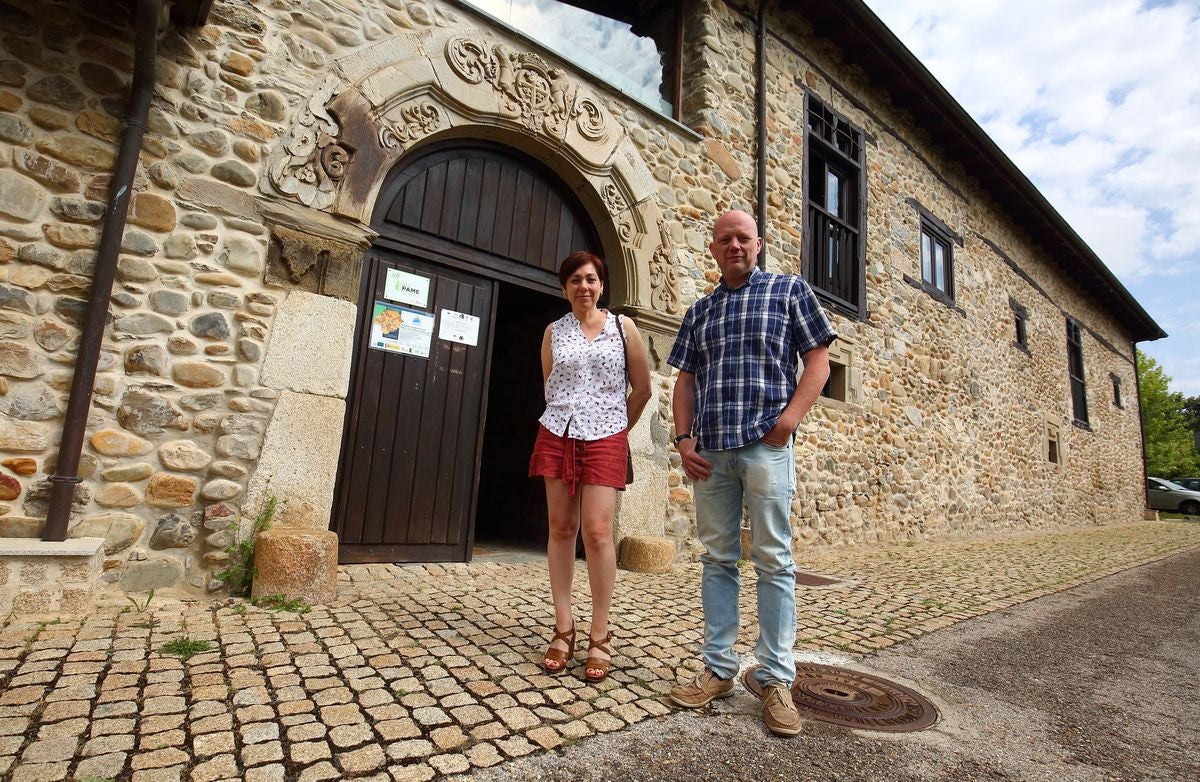La gerente del Banco de Tierras, Beatriz Anievas junto al director técnico de Alimentos de Calidad del Bierzo, Pablo Linares