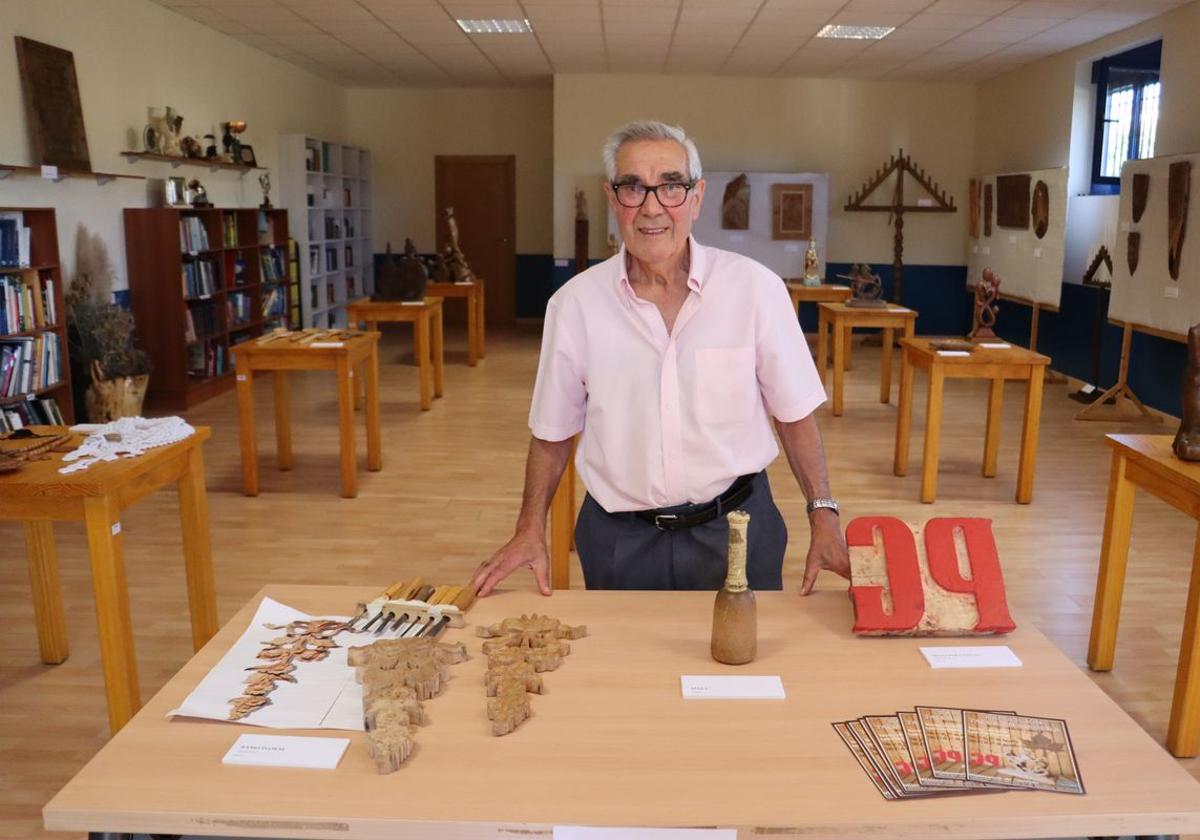 Pedro García posa junto a sus tallas de madera en la exposición que se puede visitar en el local de la Asociación Cultural Los Cachones en Villanueva de Carrizo.