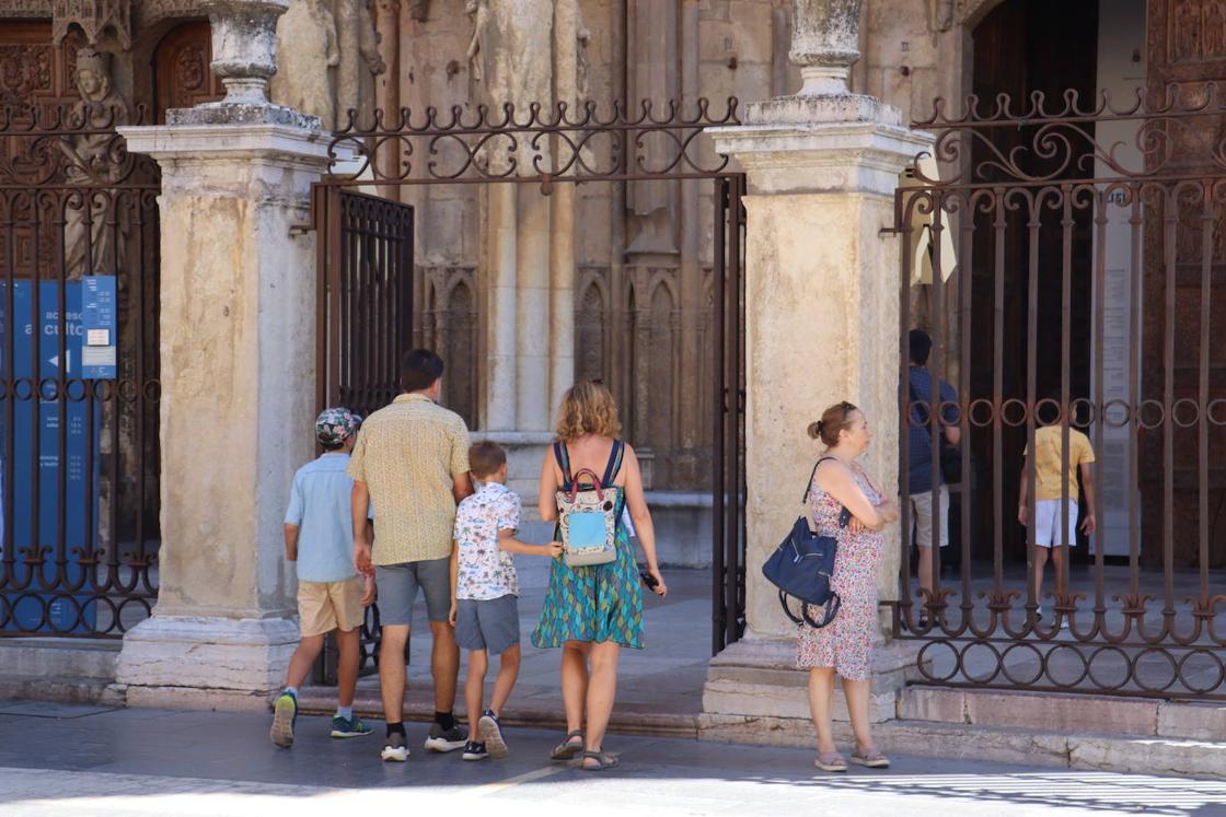 Goteo constante de turistas que se animan a descubrir la joya de la Catedral de León.