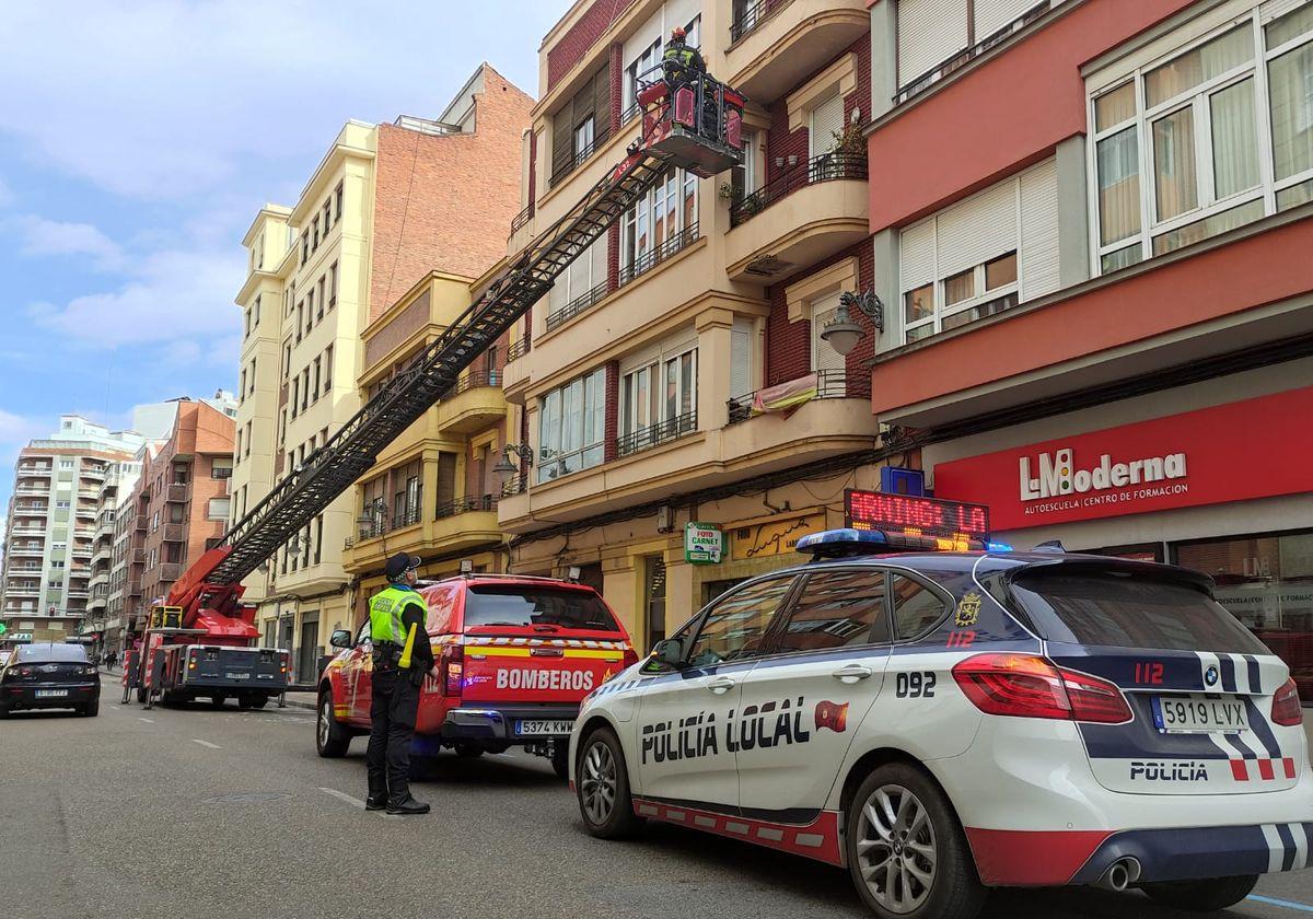 Bomberos de León y Policía Local intervienen en una actuación en León capìtal.