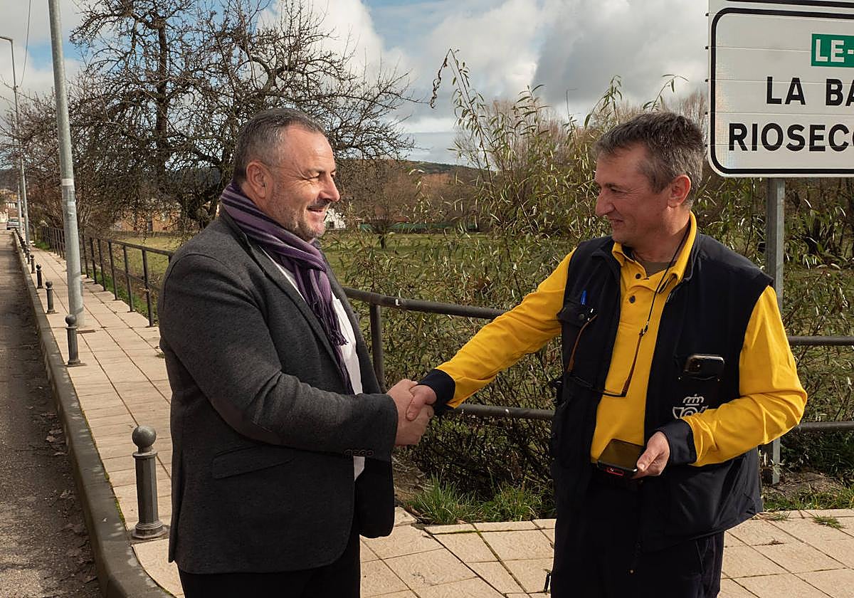 Eduardo Morán, presidente en funciones de la Diputación de León, estrecha la mano a un funcionario de Correos.