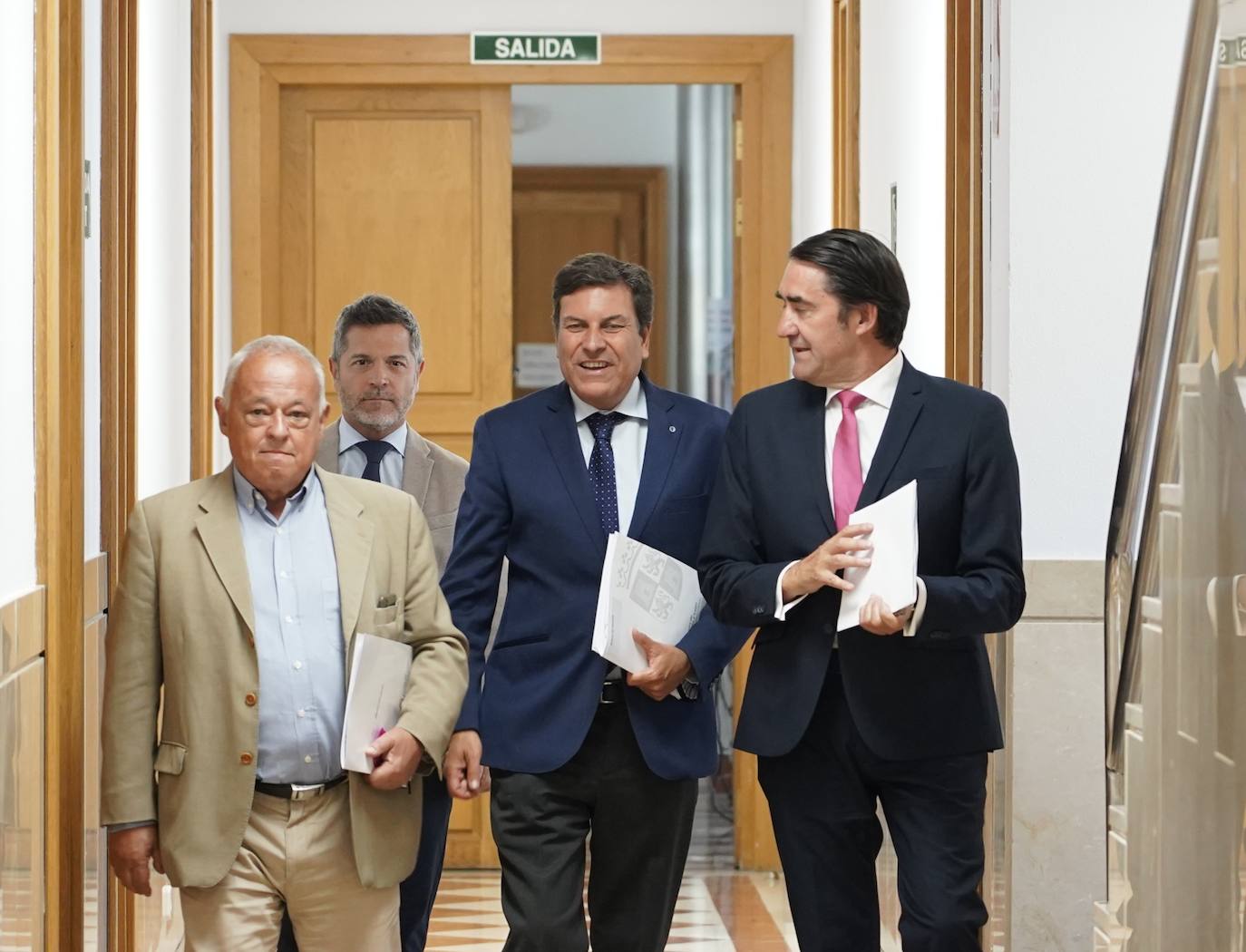 El consejero de Economía y Hacienda y portavoz de la Junta, Carlos Fernández Carriedo; el de Medio Ambiente, Vivienda y Ordenación del Territorio, Juan Carlos Suárez-Quiñones; y el de Cultura, Turismo y Deporte, Gonzalo Santonja, comparecen en rueda de prensa posterior al Consejo de Gobierno.
