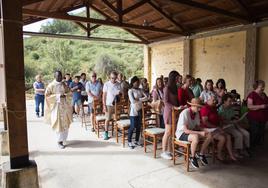 Los vecinos de Camposolillo en la eucaristía de la iglesia