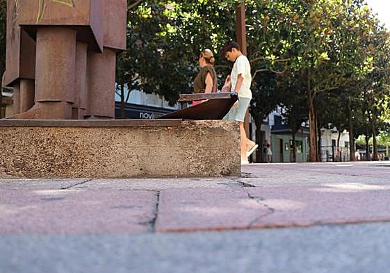 Grafitis, chapa levantada y abolladuras: así luce 'La Familia'.