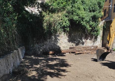 Imagen secundaria 1 - Casa Gil completa la limpieza del futuro Jardín Romántico del Bierzo