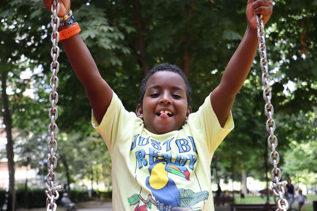 Sidahmed juega en los columpios de un parque infantil de lla capital