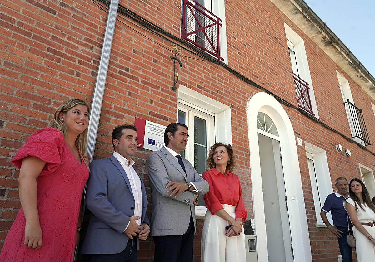 El consejero de Medio Ambiente, Vivienda y Ordenación del Territorio, Juan Carlos Suárez-Quiñones, visita dos viviendas del programa 'Rehabitare'.