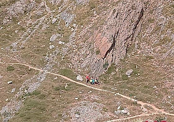 Rescatado en helicóptero un montañero indispuesto en Posada de Valdeón.