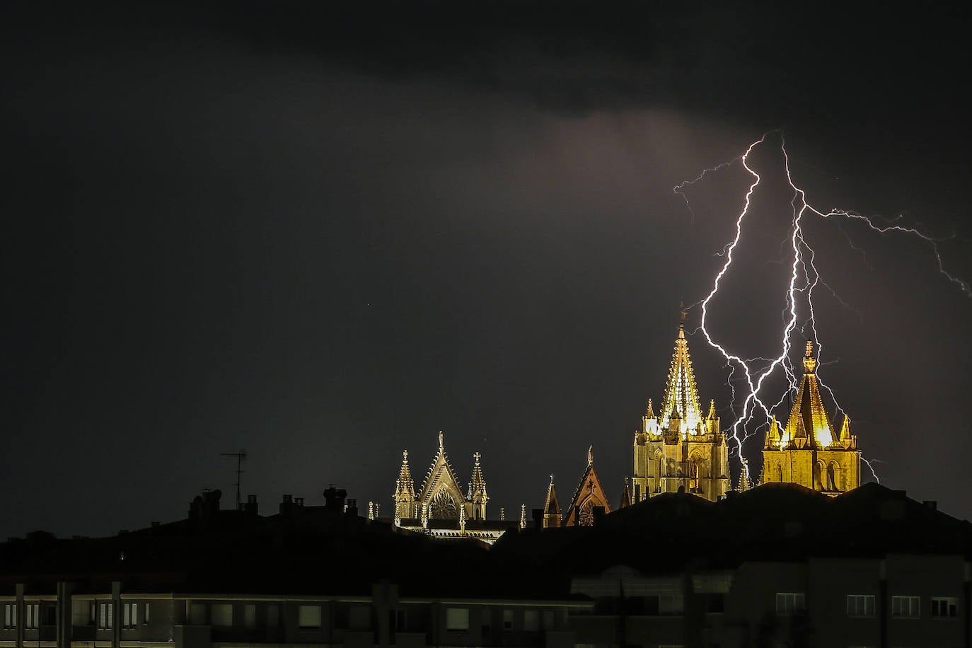 Un rayo cae al fondo de la Catedral de León.