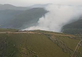 Imagen del incendio de la localidad berciana de Busmayor.