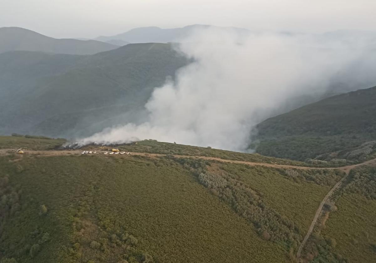 Imagen del incendio de la localidad berciana de Busmayor.