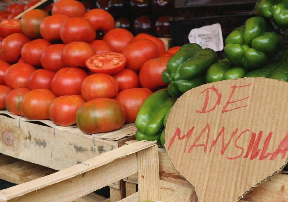 Uno de los puestos de la Feria del Tomate de Mansilla.