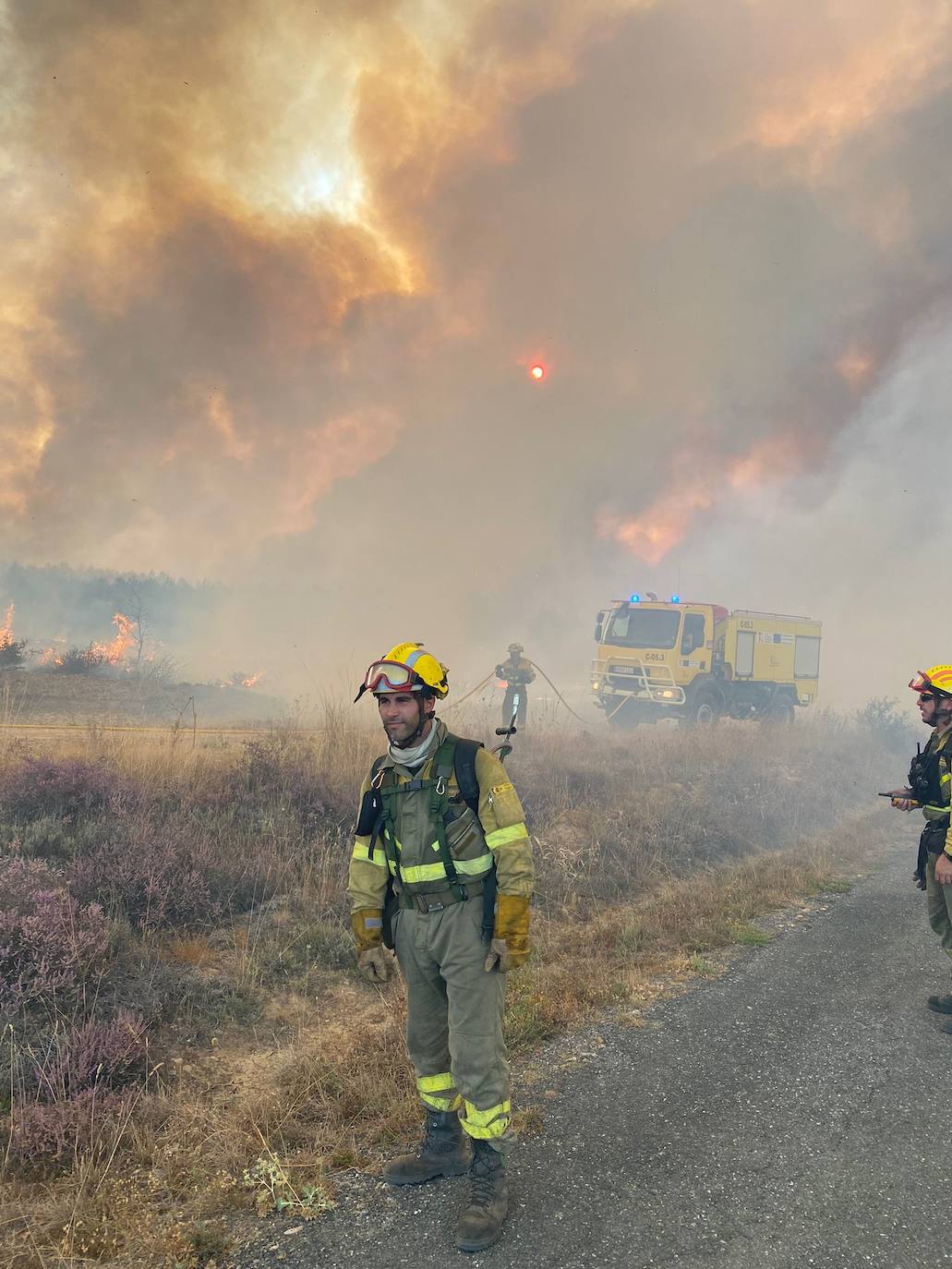 Efectivos de Brif Tabuyo en la extinción del frente de Valporquero de Rueda.