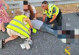 La Guardia Civil de Tráfico socorre a un motocicleta que había sufrido un accidente.