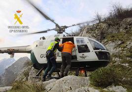 La Guardia Civil rescata a dos montañeros enriscados en Picos de Europa.