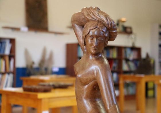 Pedro García posa junto a sus tallas de madera en la exposición que se puede visitar en el local de la Asociación Cultural Los Cachones en Villanueva de Carrizo.