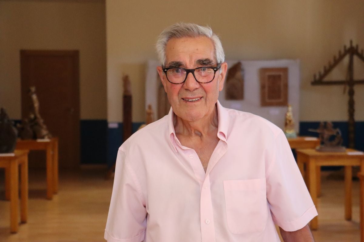 Pedro García en el centro de la exposición