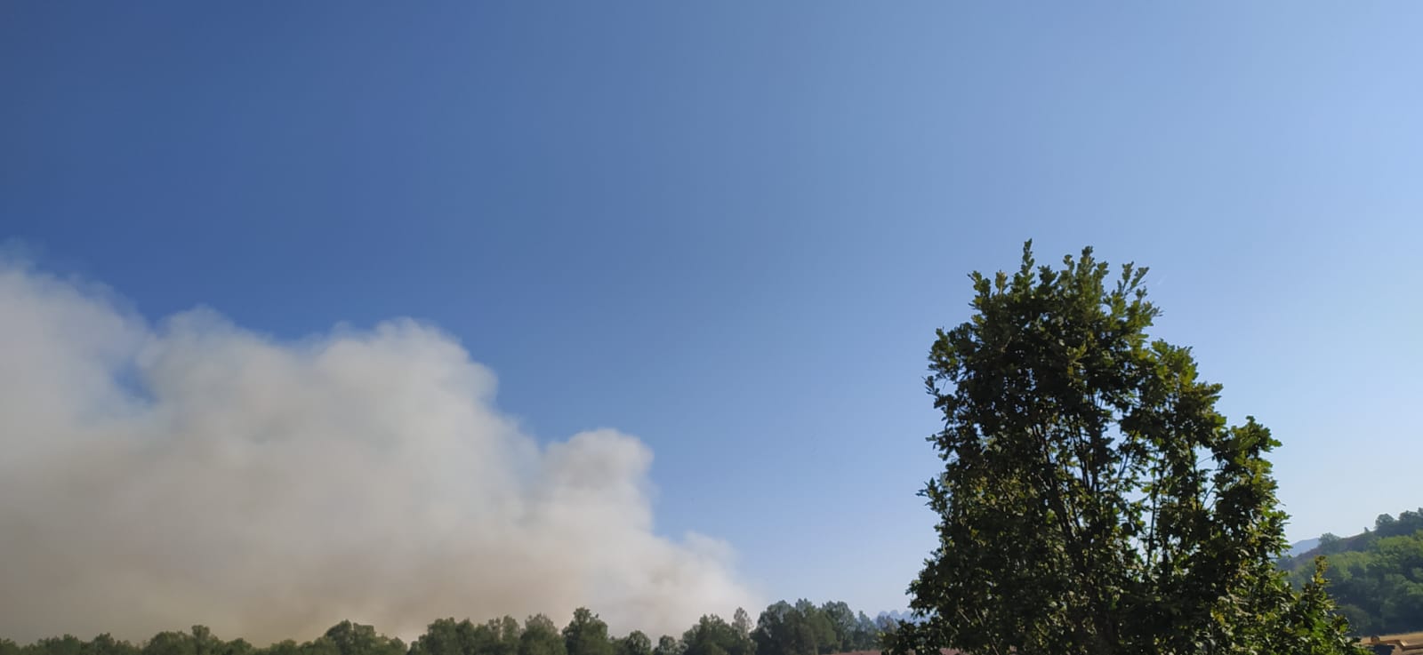 El humo del incendio sigue siendo visible en la mañana de este jueves