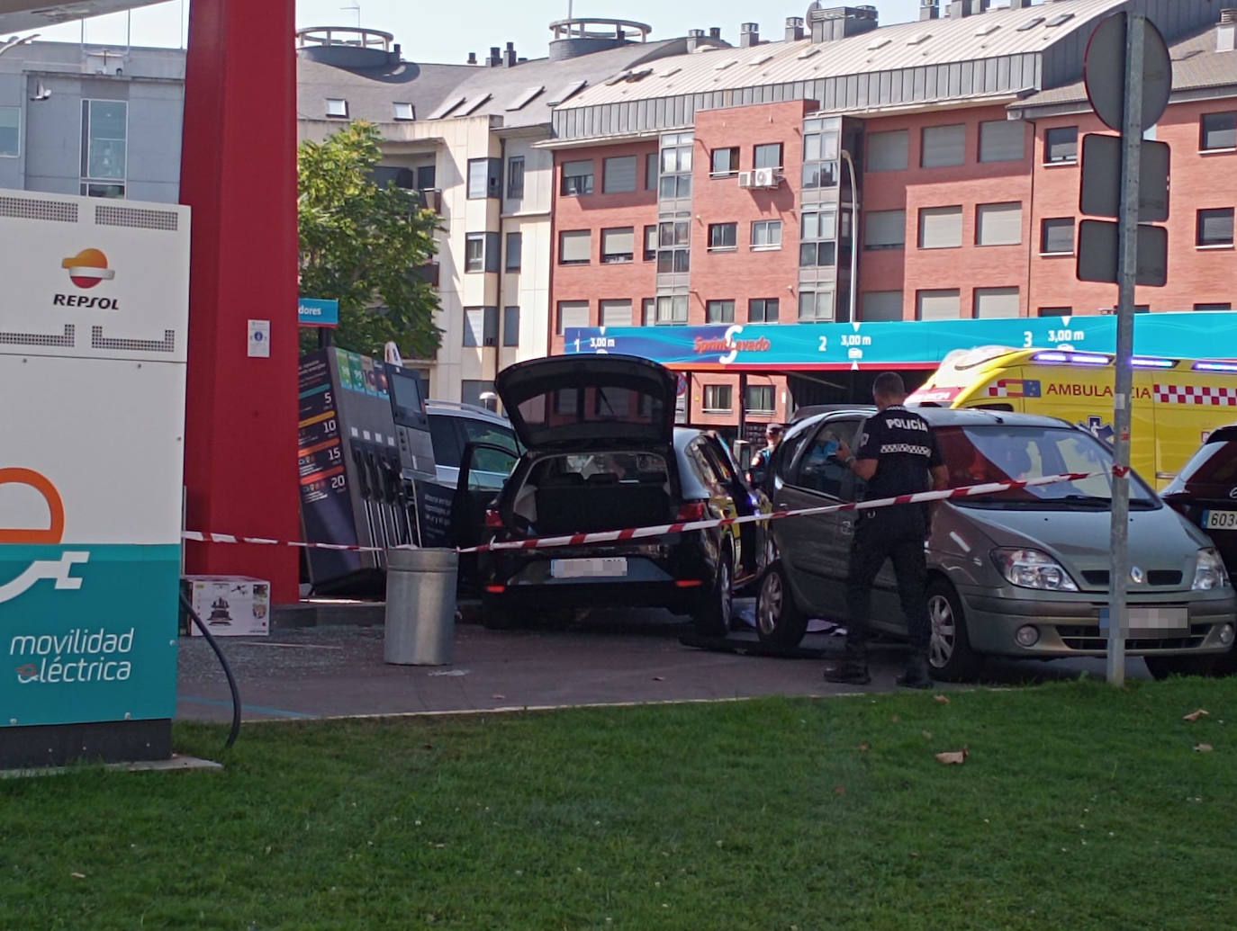 Imagen del accidente en la gasolinera de calle Cruz Roja, donde ha fallecido un hombre.