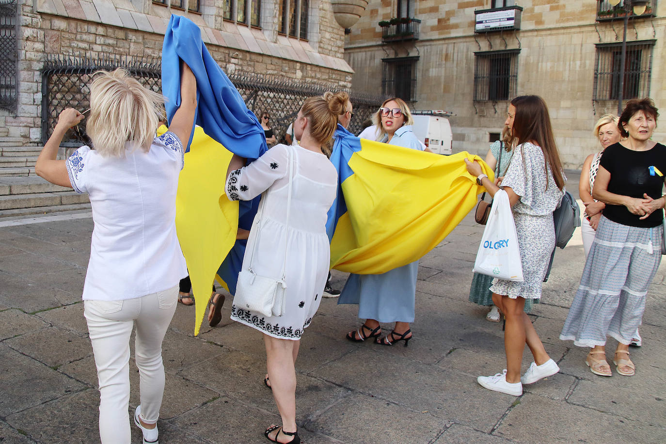 Despliegue de la bandera de Ucrania en la concentración en Botines. 