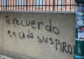 Las pintadas invaden Pinilla: «Te recuerdo en cada suspiro».