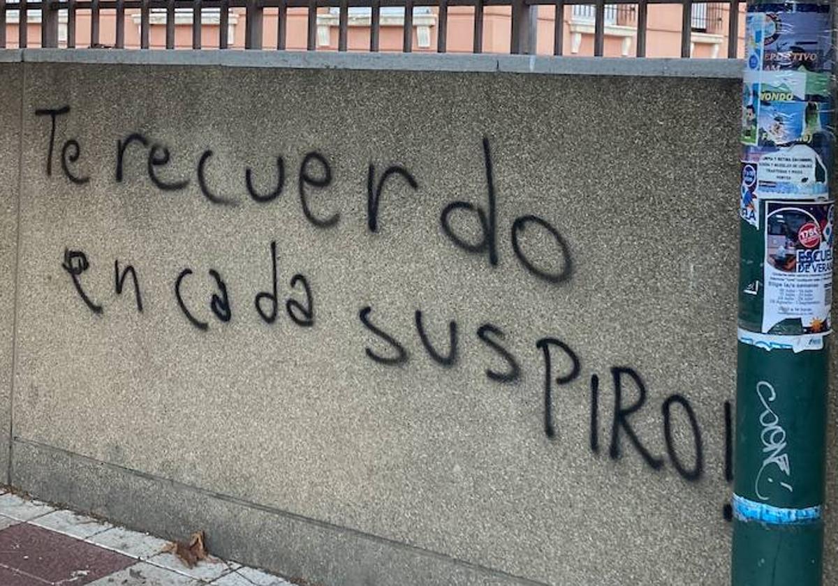 Las pintadas invaden Pinilla: «Te recuerdo en cada suspiro».