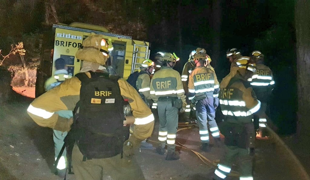 Los bomberos forestales de la base de Tabuyo dle Monte llevan desde el lunes desplegados en el incendio de Tenerife.