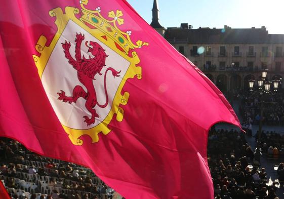 La bandera de León ondea durante el encuentro de la Procesión de los Pasos en la Plaza Mayor.