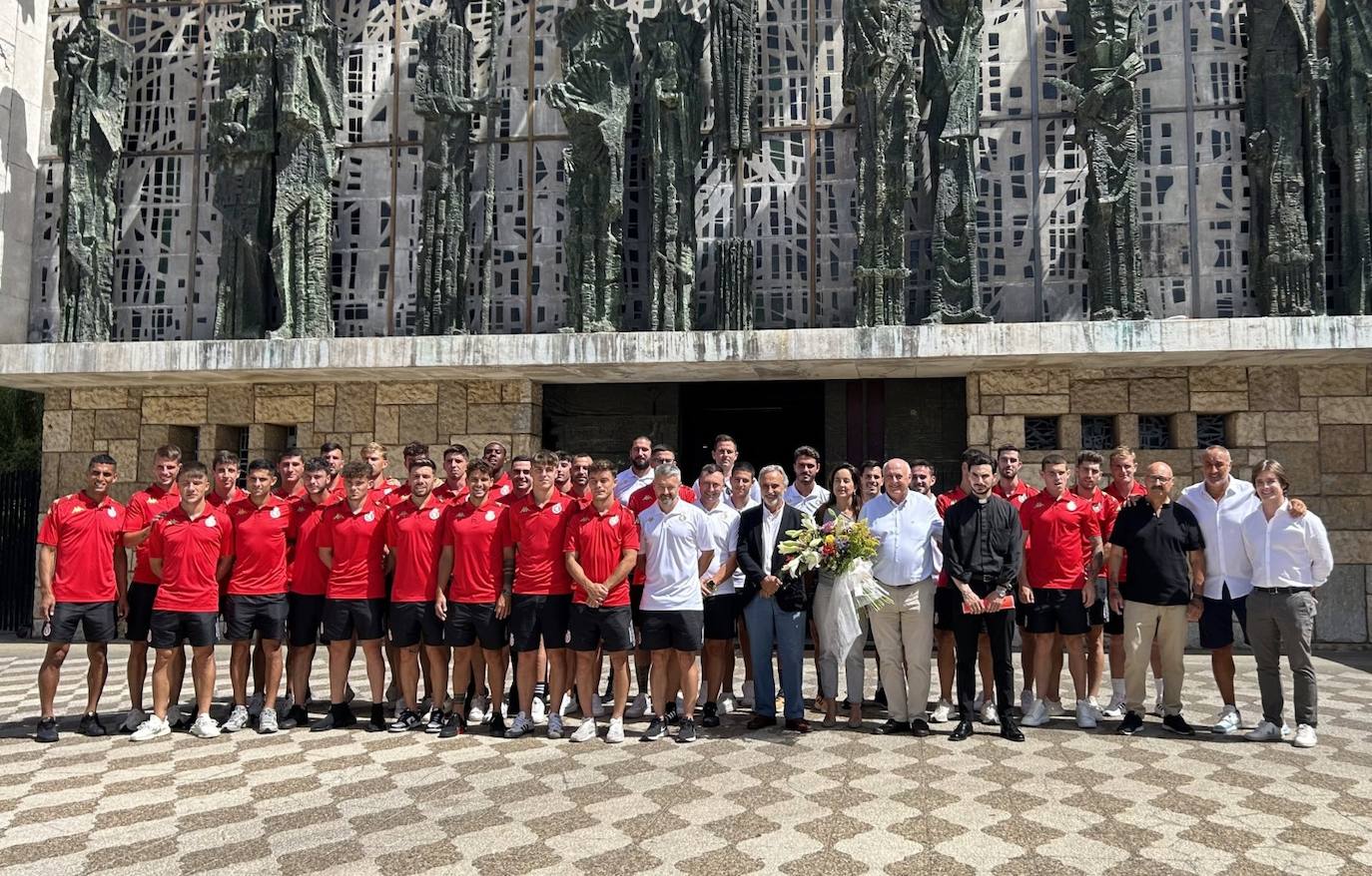 La plantilla de la Cultural hace una ofrenda floral a la Virgen del Camino.