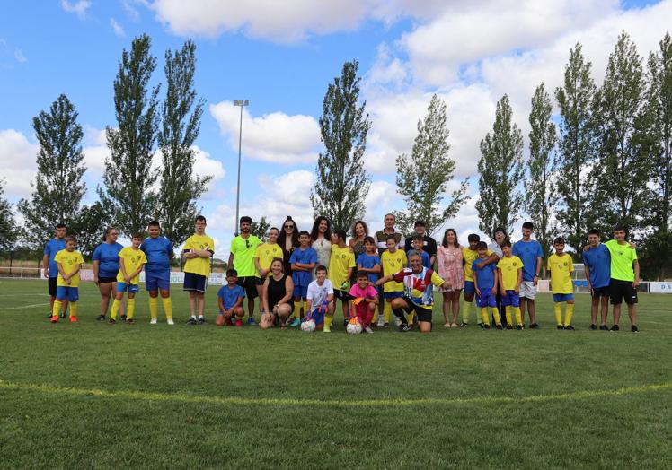 Imagen principal - Partido solidario entre el CD Santovenia Alevín y Amidown