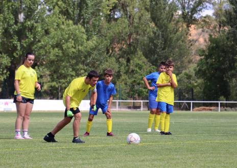 Imagen secundaria 1 - Partido solidario entre el CD Santovenia Alevín y Amidown