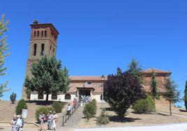 Fachada de la iglesia de Villacintor.